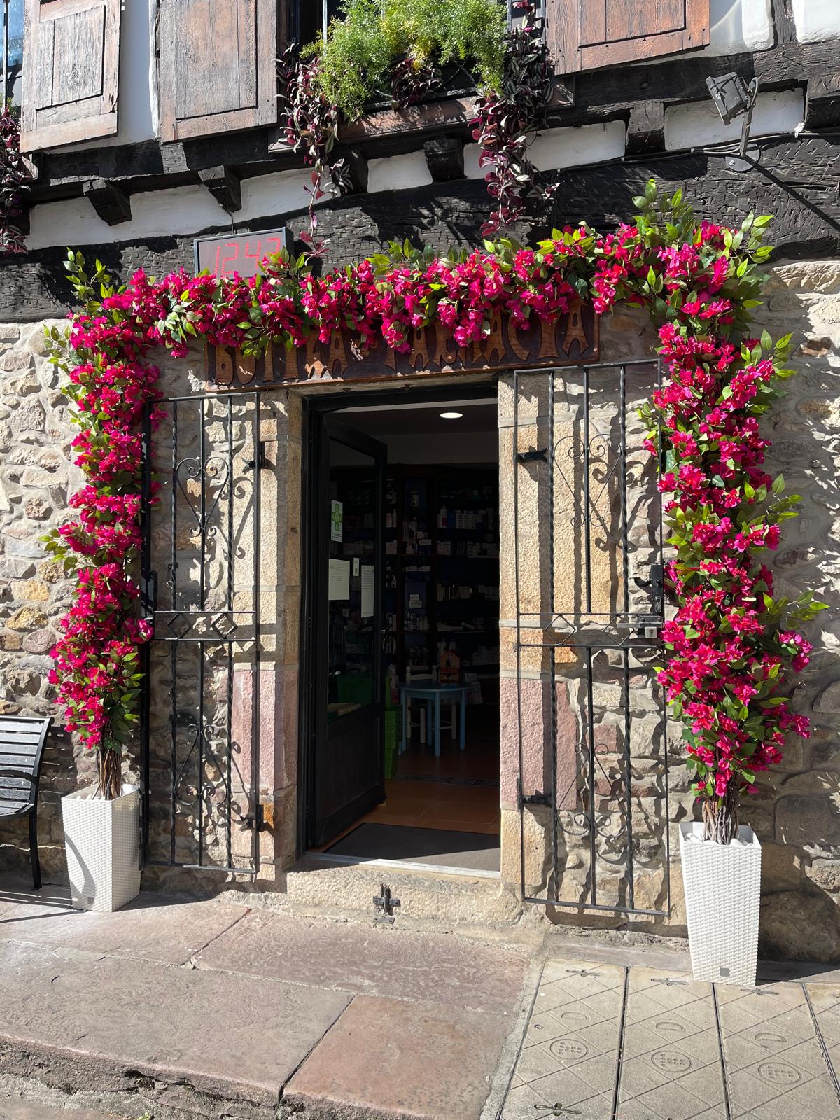 Exterior de la Farmacia Fernández Díez en la Plaza de los Fueros de Bera, Navarra